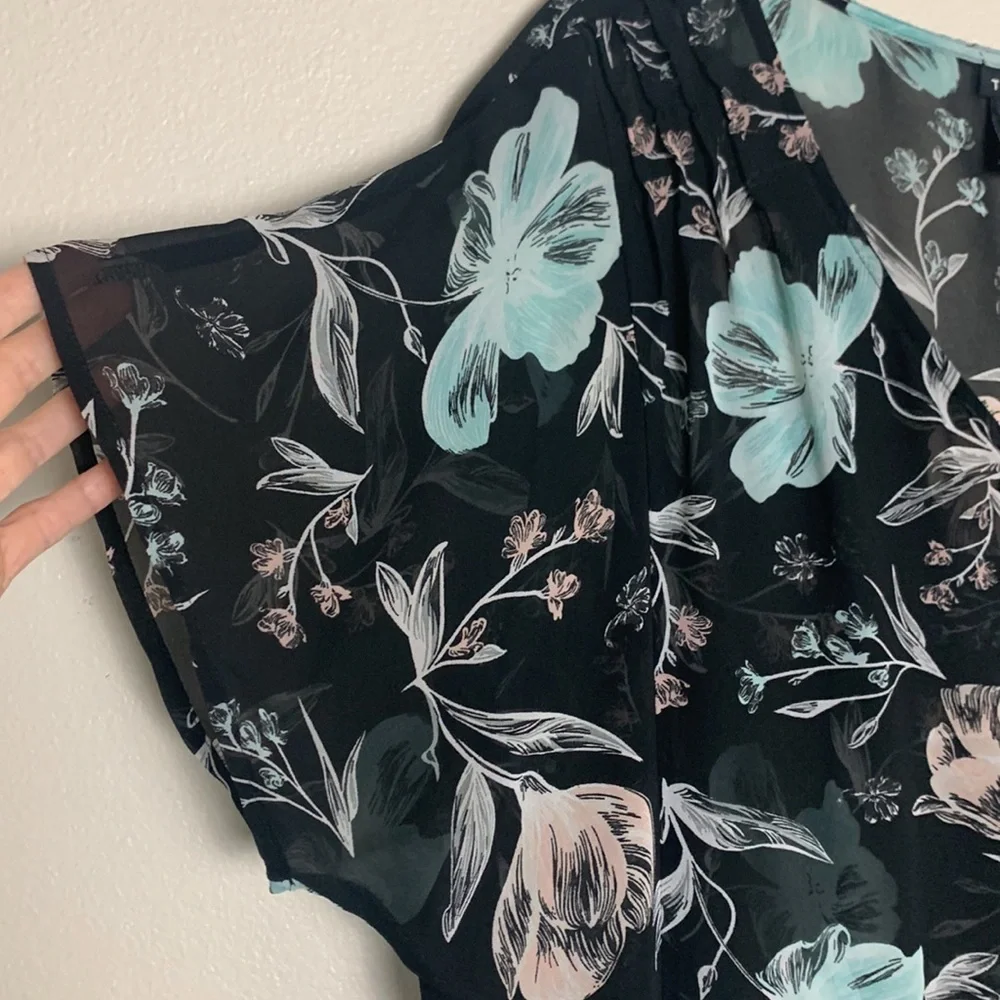 Torrid Black Floral Short Sleeve Semi-Sheer Blouse Size 0 - Picture 5 of 11